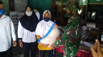 Anggota Satgas TMMD Bojonegoro Menyerahkan Bantuan Berupa Beras Di Dusun Kalongan